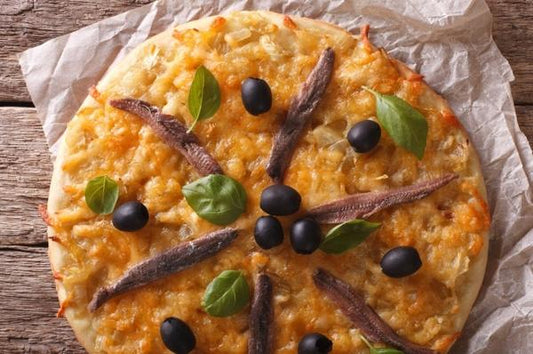 Pissaladière: Zwiebelkuchen aus Nizza mit Sardellen und Oliven - Maître Philippe & Filles