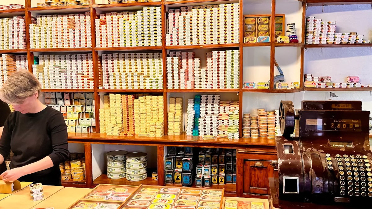 Conserveira de Lisboa: 600 Dosen am Tag, von Hand in Papier gewickelt