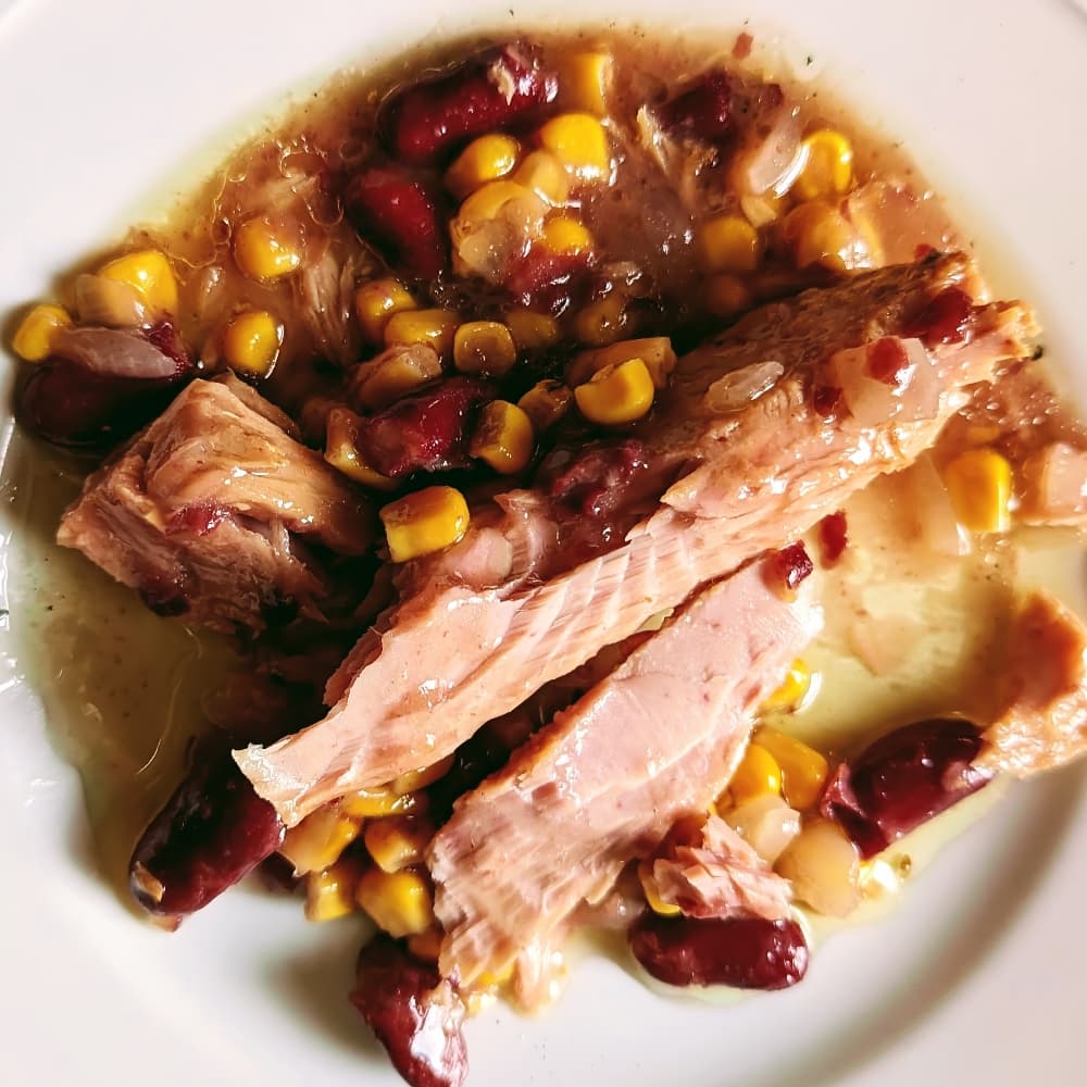 Thunfischfilet mit mexikanischem Salat in Olivenöl - AveiroTuna ... Thunfischfilet mit mexikanischem Salat in Olivenöl - AveiroTuna ...